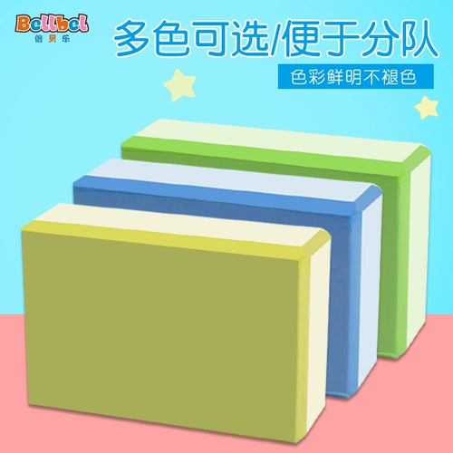 Прикоснитесь к камню, пересекающемуся в детском саду реки, ежегодный командный сборщик на открытом воздухе.