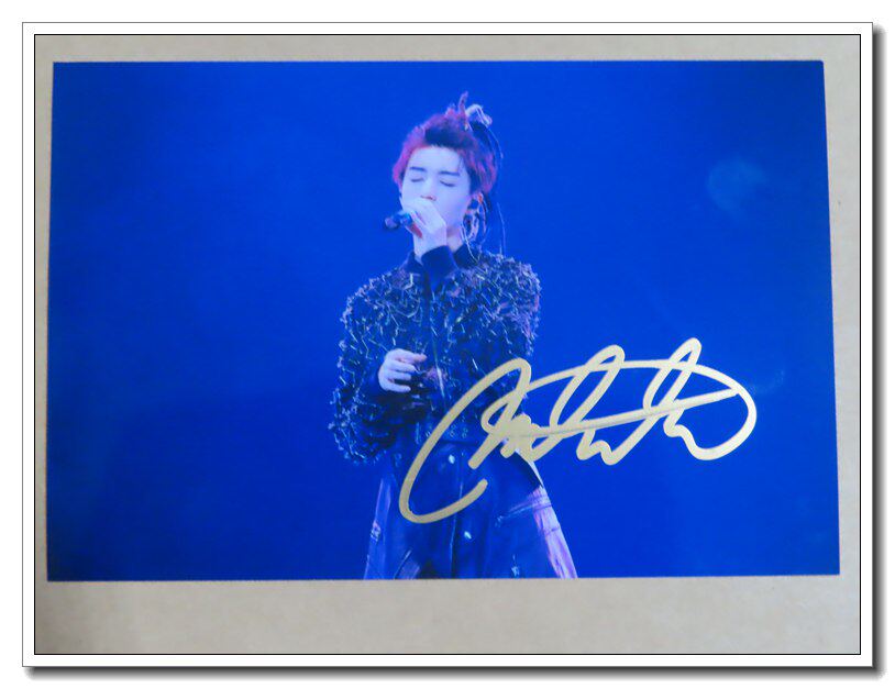 November, 2019 New version of Wang Junkai no border concert K version 5 sends 1 pro-pen signature photo