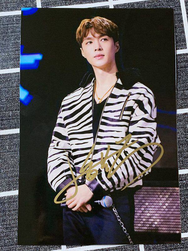 August 2020 new Zhang Yixing Fashion Mr. Promote autographed photo B version