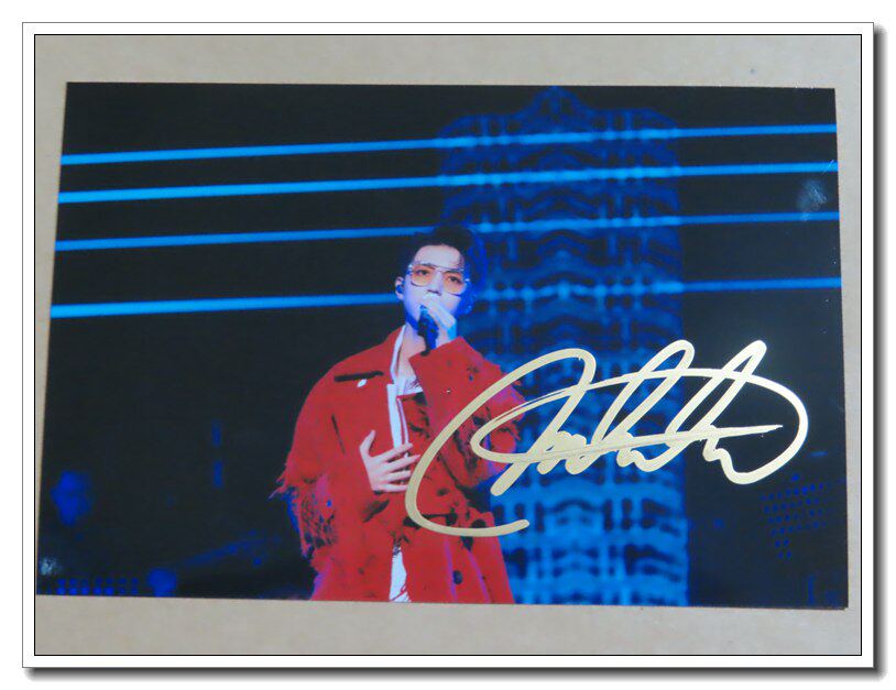 November, 2019 New version of Wang Junkai no border concert U version 5 sending 1 pro-pen signature photo