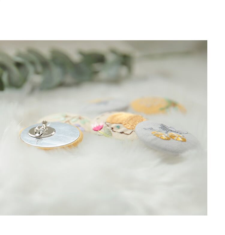 Tai nhỏ sản xuất bông và vải lanh thêu phong cách quốc gia retro trâm cài quạt văn học cá tính quốc gia bốn màu phụ kiện quần áo hoang dã - Trâm cài cài áo vest