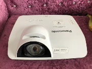 Máy chiếu chuyên dụng màn hình rộng tầm ngắn 1280 * 800 của Panasonic xw3021stc