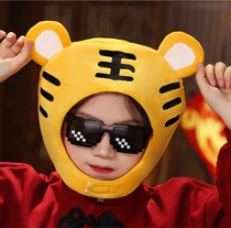 The Japan-ROK and the young girls heart cute to blame cartoon zoo tiger headgear hat for a tour of the performance props