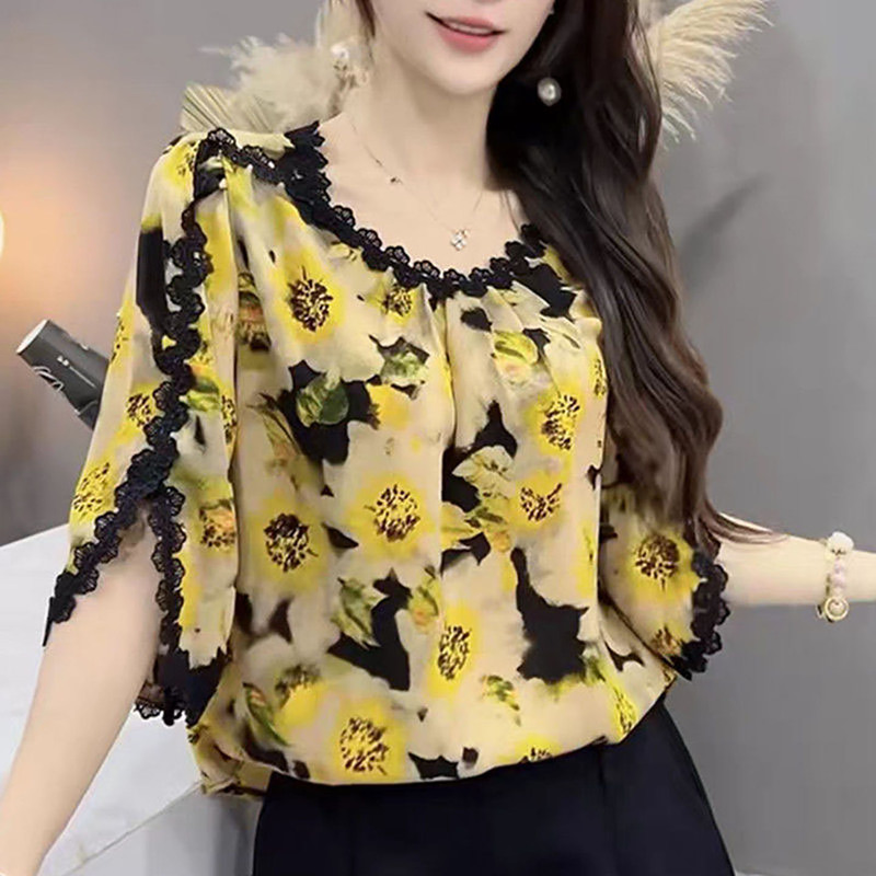 Trendy and Unique Printed T-Shirt for Women, New Summer Style, Stylish, Age-Reducing, Versatile, Slimming, Lace-Trimmed Top