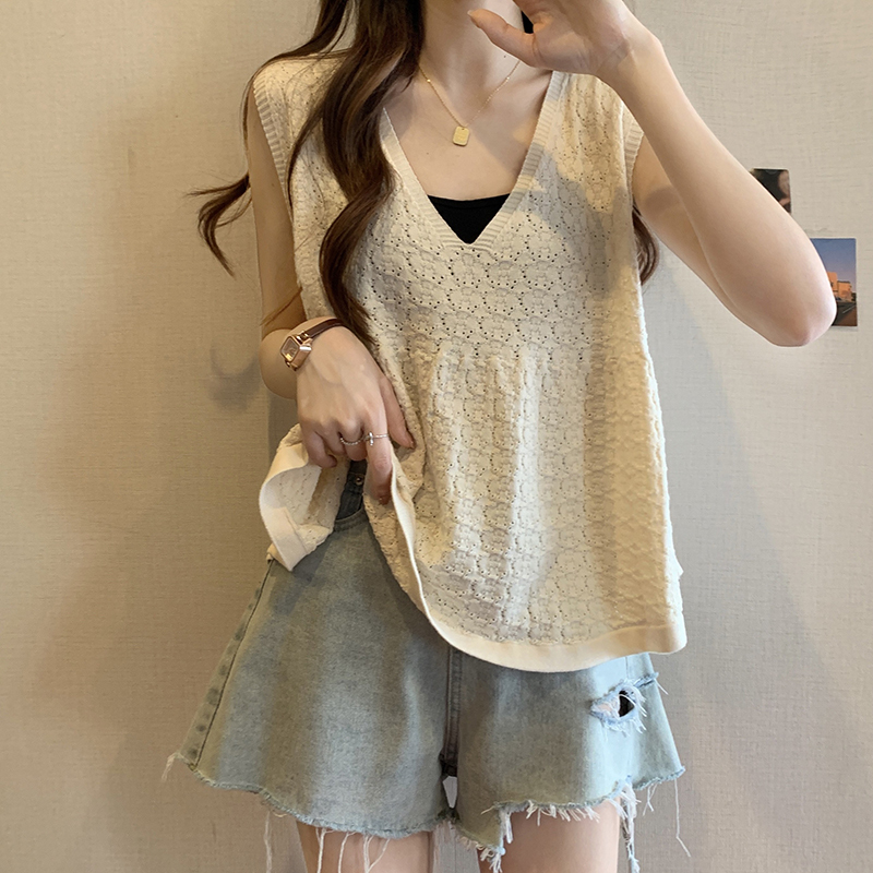 Plus-Size Wide-Strap Camisole for Women, Suitable for Wearing Outside, Summer Hollow-Out Sleeveless Base Shirt, Tummy-Covering Top for Chubby Women Plus-Size Wide-Strap Camisole for Women, Suitable for Wearing Outside, Summer Hollow-Out Sleeveless Base Shirt, Tummy-Covering Top for Chubby Women