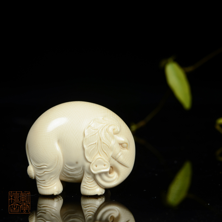 Ziyun sandalwood ivory pure handmade fine carving elephant auspicious elephant handle ornaments can be ordered