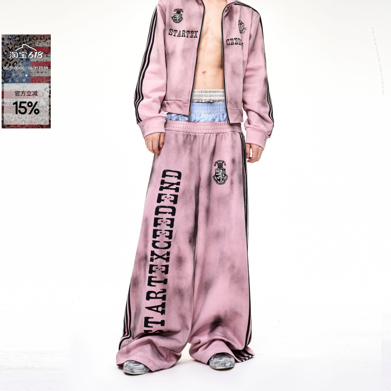 【Zhu Zhixin's Style】 Pink Double-Waistband Sweatpants for Men, Autumn and Winter, Distressed with Spray Stains, Four-Stripe Floor-Length Casual Pants 【Zhu Zhixin's Style】 Pink Double-Waistband Sweatpants for Men, Autumn and Winter, Distressed with Spray Stains, Four-Stripe Floor-Length Casual Pants