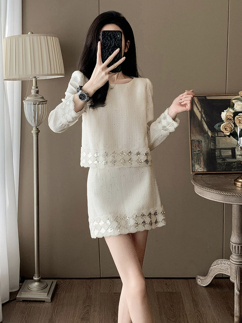 French-Style Age-Reducing Short Skirt Two-Piece Set for Petite Socialites, Rich Young Ladies, and Socialites with a Chanel-Inspired Sequin Suit That Exudes a High-End Feel