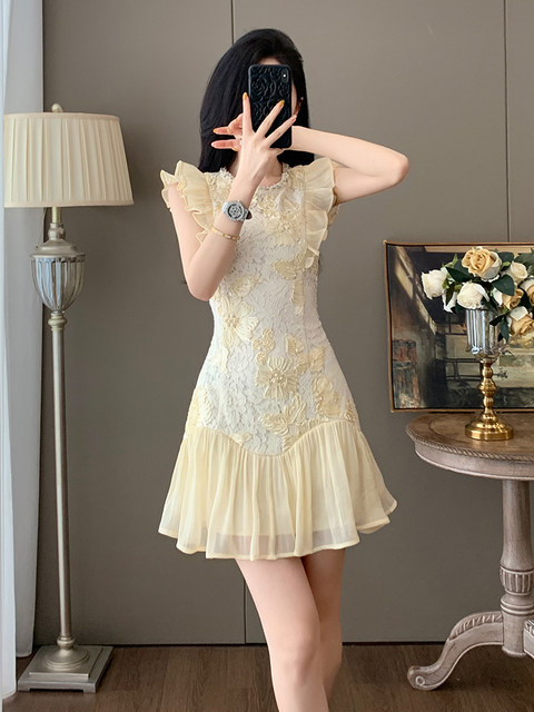 Summer Socialite Fashion, Waist-Cinching, Slimming A-Line Dress with a Chanel-Inspired, Rich and Elegant French Style, Featuring Heavy Beading and a High-End Feel