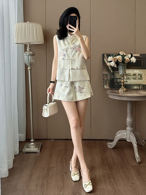 Summer Age-Reducing Fashion with a Refined, Modernized Chinese Style: Women's Two-Piece Set with a Button-Up Vest and Shorts, Exuding a High-End Feel