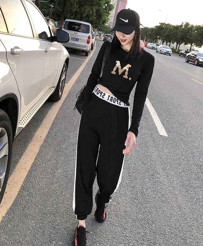 European station 2021 autumn new fashion leisure sports suit female foreign air age temperament Net red two-piece set