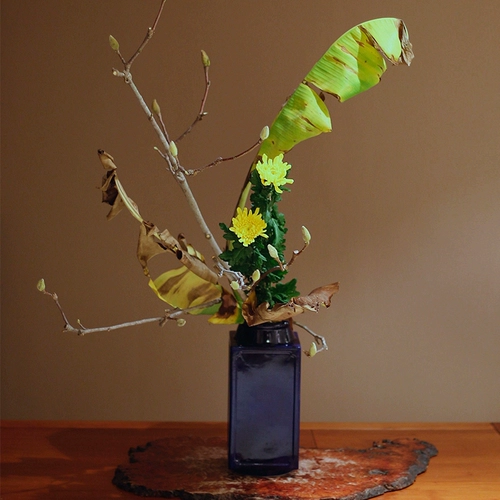 Японский маленький оригинальный текущий цветок, глазированная бутылка для бутылки с цветочной бутылкой цветочная бутылка -тип посуда меч Гора Цветок Межстипер современный дзен девиз