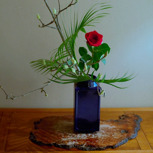 Японский маленький оригинальный текущий цветок, глазированная бутылка для бутылки с цветочной бутылкой цветочная бутылка -тип посуда меч Гора Цветок Межстипер современный дзен девиз