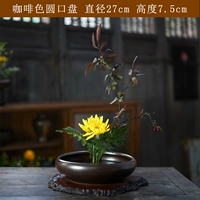 Коричневое круглое блюдо для воды — очень большой отдельный контейнер для цветов.