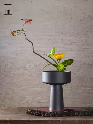 A dish of frosted black tall feet flower arrangement utensils flower uihara Liuchi square style tea room hotel furnishings