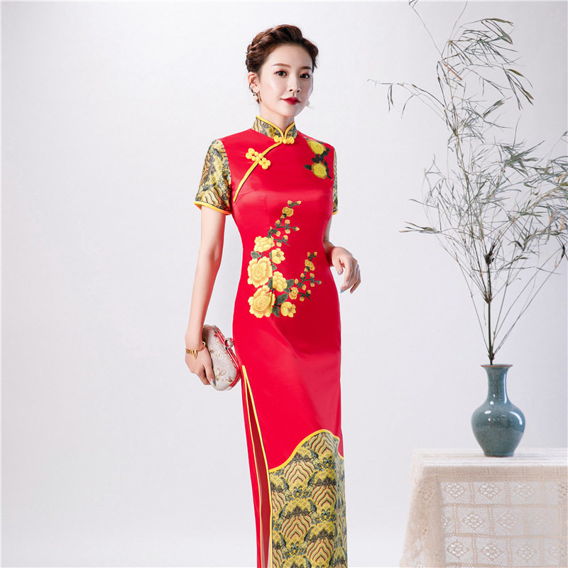 The Qipao Young's Mother New Year's Long Edition Temperament Red China Wind Walking Show to Perform A New Banquet