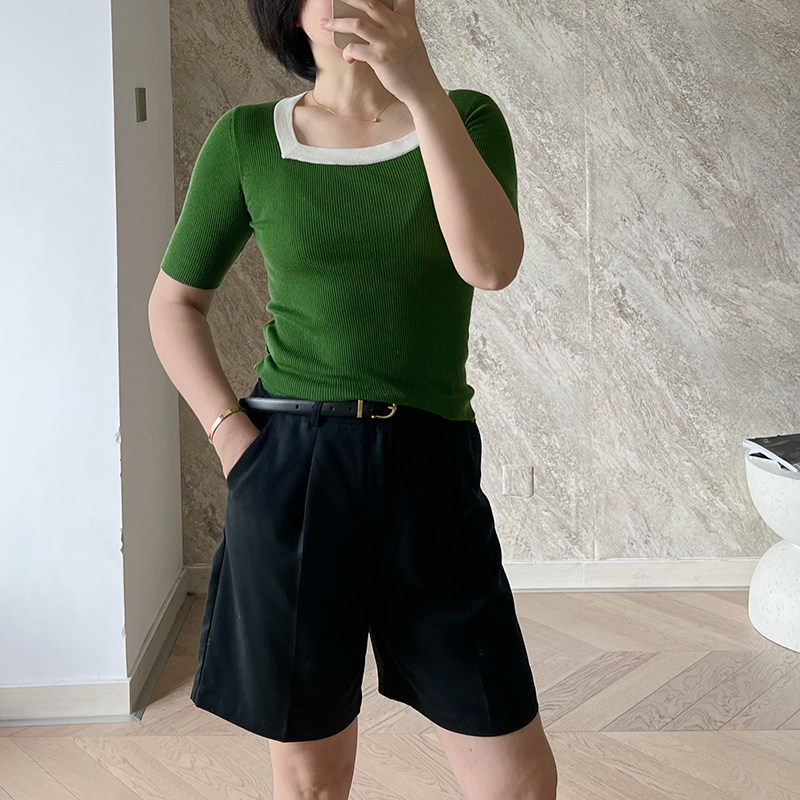 The square collar looks thin, it's really excellent. The pitted fine wool contrast color trimming digging collar short-sleeved knitted T-shirt 0518A4