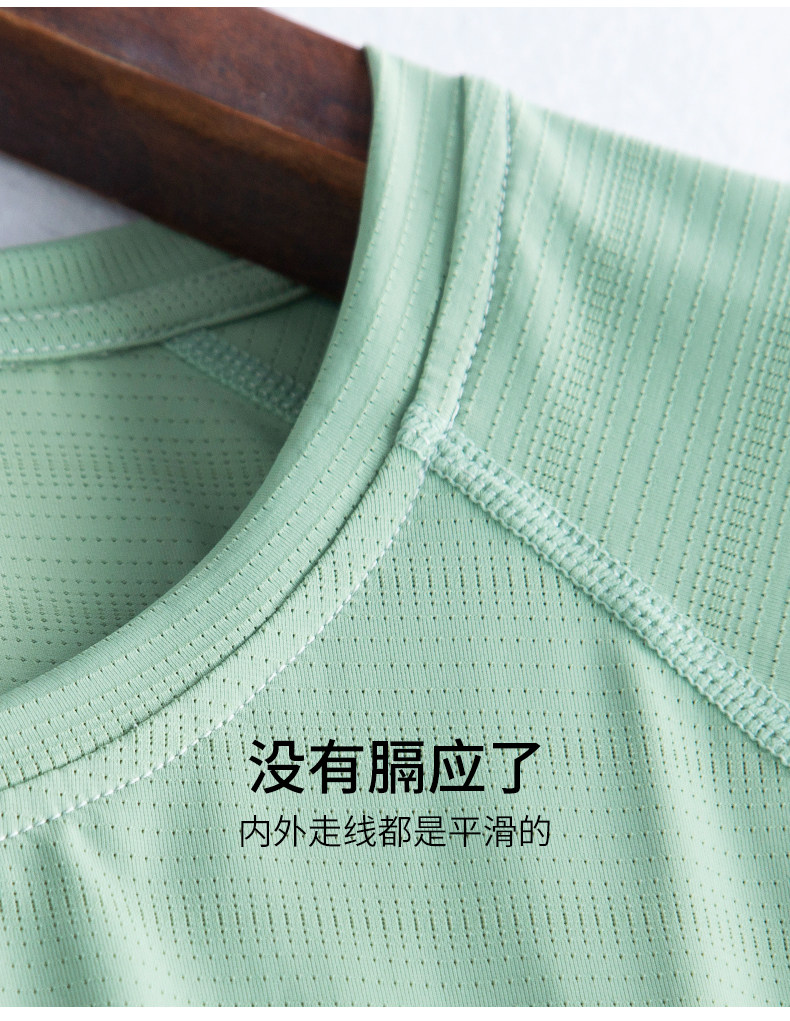 B Летняя футболка с короткими рукавами.