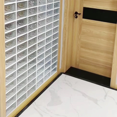 Облачный стеклянный кирпичный кирпич наполовину кирпичный