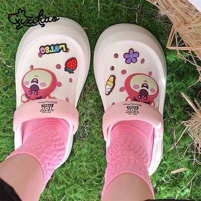 细细条 Игрушка, милая клубника, универсальные тапочки в стиле Crocs, мультяшная пляжная обувь, семейный стиль, подходят для носки на улице