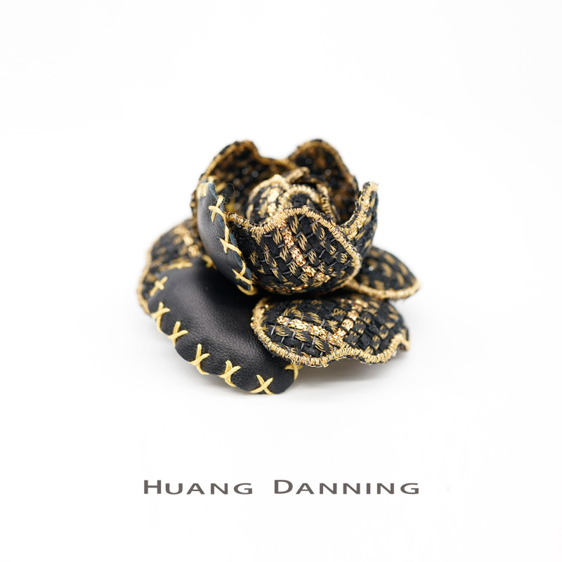 THE HUANG DANNING FRENCH Imported small fragrant wind black gold coarse cloth sheepskin tea flower brooch chest and chest flower