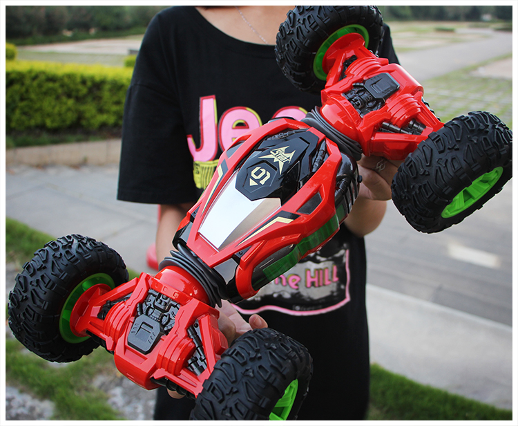 Quá khổ bốn bánh lái xe leo núi off-road điều khiển từ xa biến dạng xe hai mặt xoắn sạc trẻ em xe đồ chơi cậu bé do choi tre em