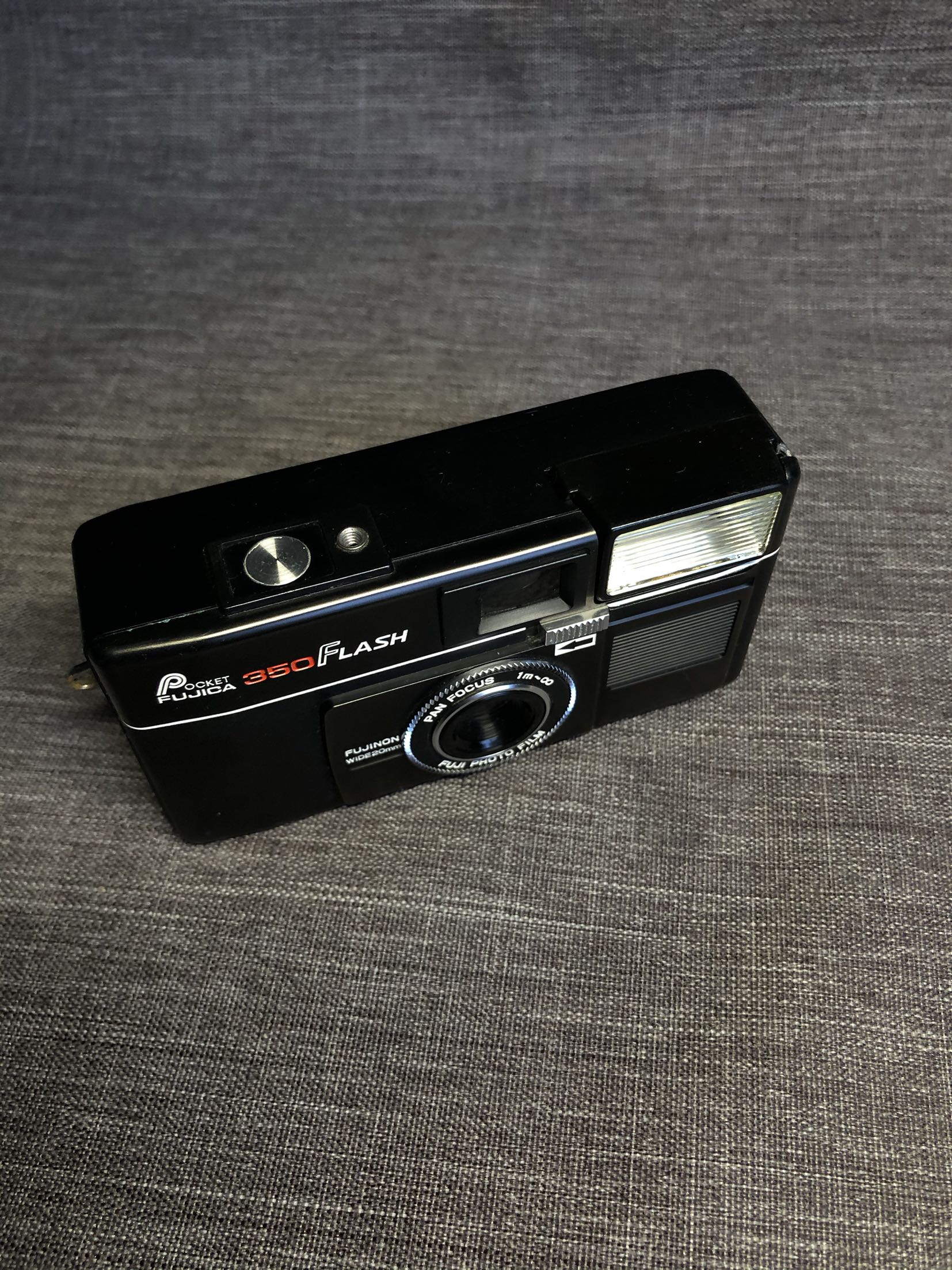 Fujic rich is a good feature of the pocket 350fl110 film film in the color of the antique retro camera