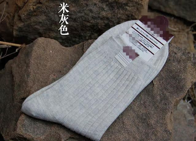 Đi kèm cotton mới màu rắn ống cao dày mùa đông kinh doanh vớ nam trong ống cotton khử mùi thấm mồ hôi nam tất thể thao