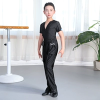 Черная футболка, штаны, короткий рукав