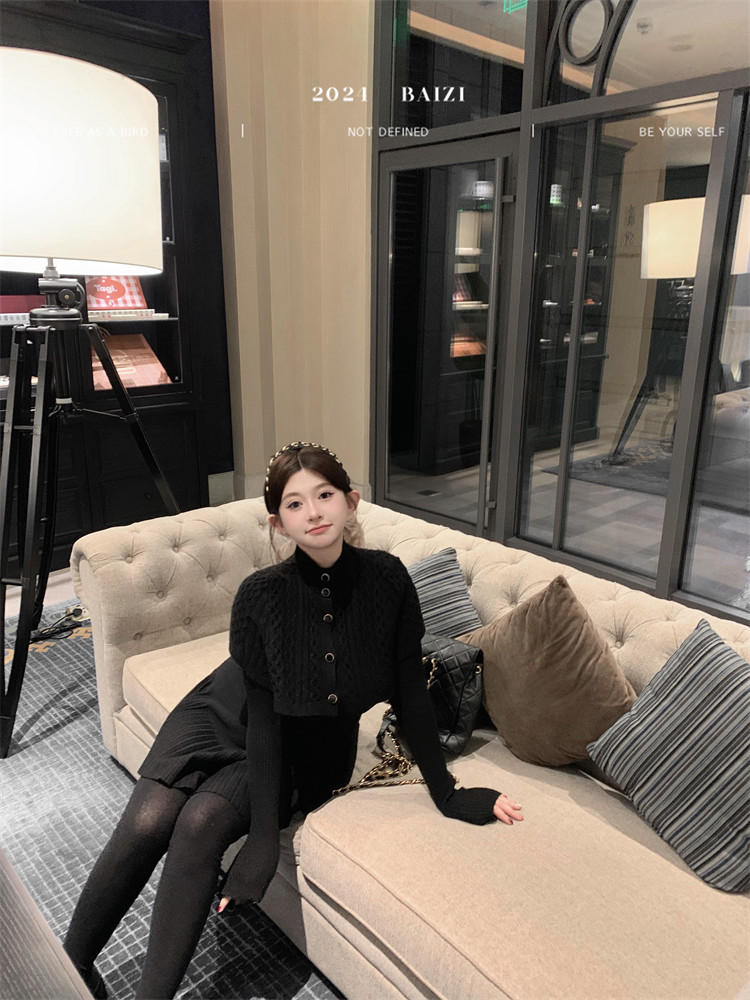 周白子 魔女宅急便 微胖修身顯瘦斗篷&V領毛衣真兩件女上衣秋|毛針織衫|ETMall東森購物網
