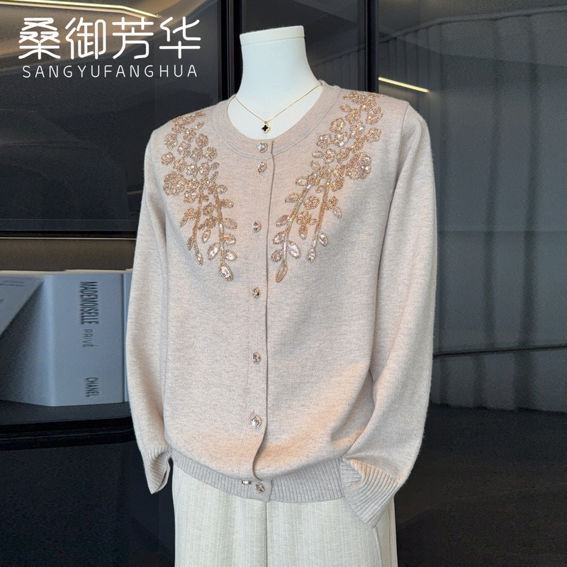Chinese Style Autumn Embroidered Single-Breasted Knitted Cardigan 2026 New Fashionable Top for Middle-Aged and Elderly Women Chinese Style Autumn Embroidered Single-Breasted Knitted Cardigan 2026 New Fashionable Top for Middle-Aged and Elderly Women