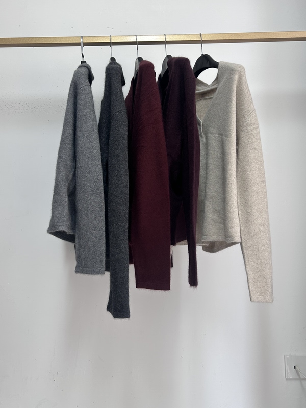 Big Deal! Exquisite and Relaxed Style, Scarf-Style V-Neck Raccoon Cashmere Cardigan with Hidden Buttons, Loose Knit Jacket Big Deal! Exquisite and Relaxed Style, Scarf-Style V-Neck Raccoon Cashmere Cardigan with Hidden Buttons, Loose Knit Jacket