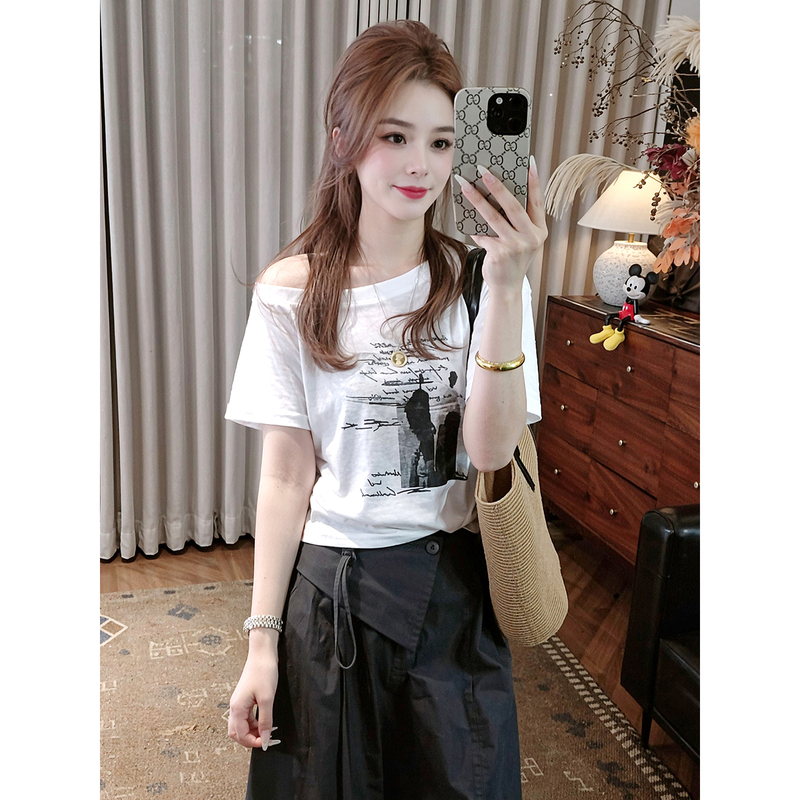 Pure Desire Off-Shoulder Printed Short-Sleeve T-Shirt for Women, Korean Fashion, Versatile, Stylish, Age-Reducing, New Slim-Fit Design