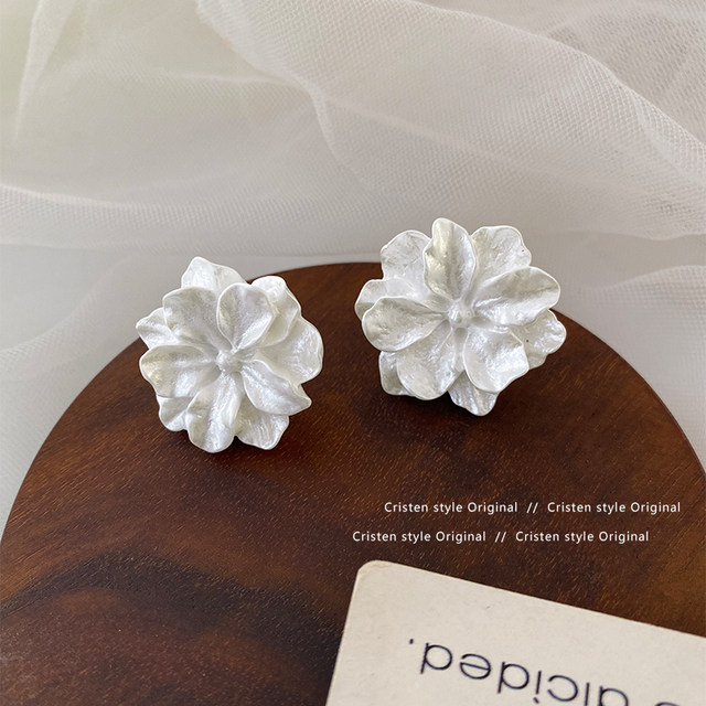 Camellia earrings French retro tea earrings femininity high-end flower ear clips without piercing sweet earrings
