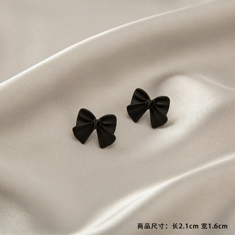 Black bow stud. -925 silver needle