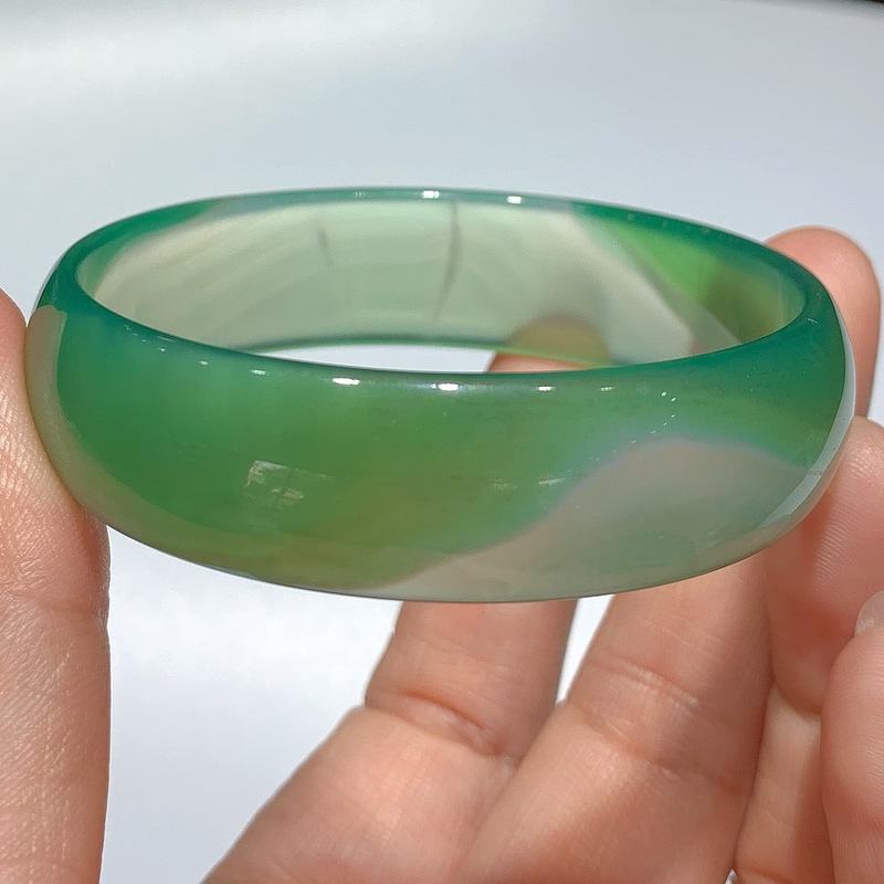 Natural Premium Agate Bracelet, Brazilian Chalcedony Bracelet, High-Quality Ice-Type White Moonlight Large Circle Bracelet, Gift for Mom and Elders Natural Premium Agate Bracelet, Brazilian Chalcedony Bracelet, High-Quality Ice-Type White Moonlight Large Circle Bracelet, Gift for Mom and Elders