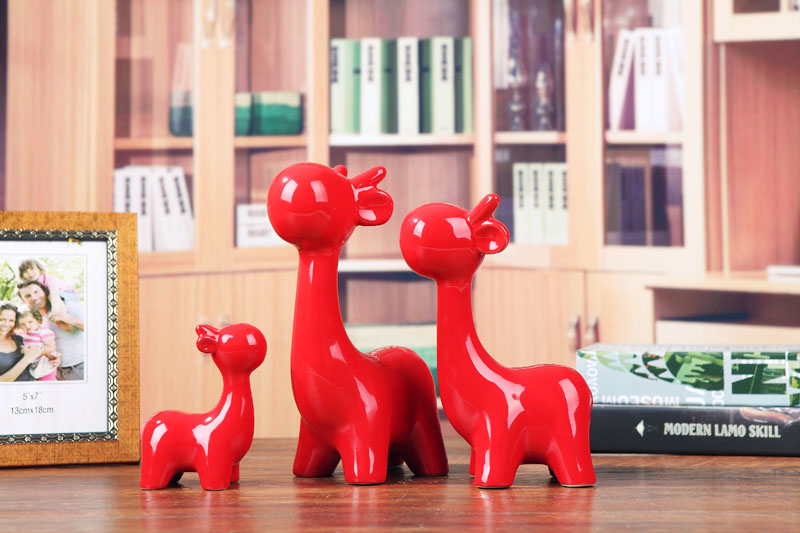 Jingdezhen ceramic decoration household living room TV cabinet furnishing articles festive red giraffe wedding decoration