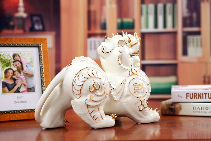 Ceramic kirin furnishing articles lucky town house to ward off bad luck and fortune home decoration decoration is feng shui office desk crafts