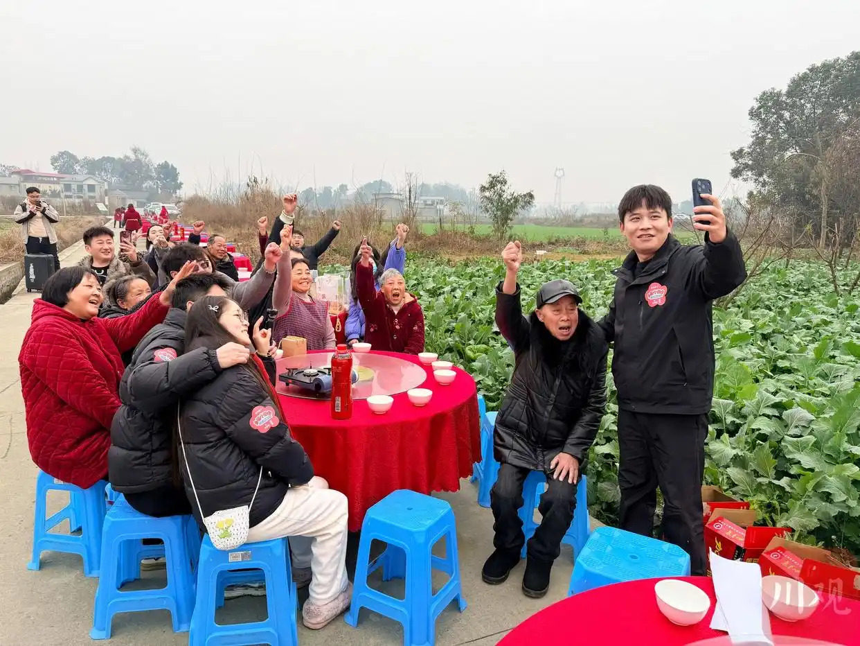 四川百万网红给村里捐赠70盏灯，照亮人心的不是路灯而是陪伴- 热点聚焦- 淘江湖