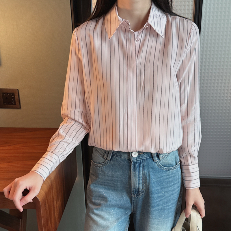 Simple and Elegant mm Classic Light Pink Vertical Striped Wrinkle-Resistant Crepe De Chine Mulberry Silk Collared Shirt for Commuting Style