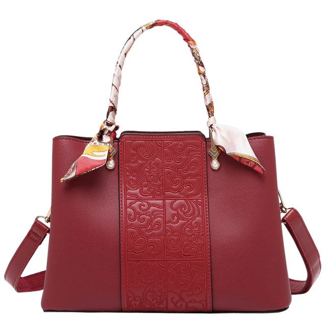 Hong Kong purchasing lady's bag mother's model 2022 new red wedding bag gift atmosphere middle-aged handbag