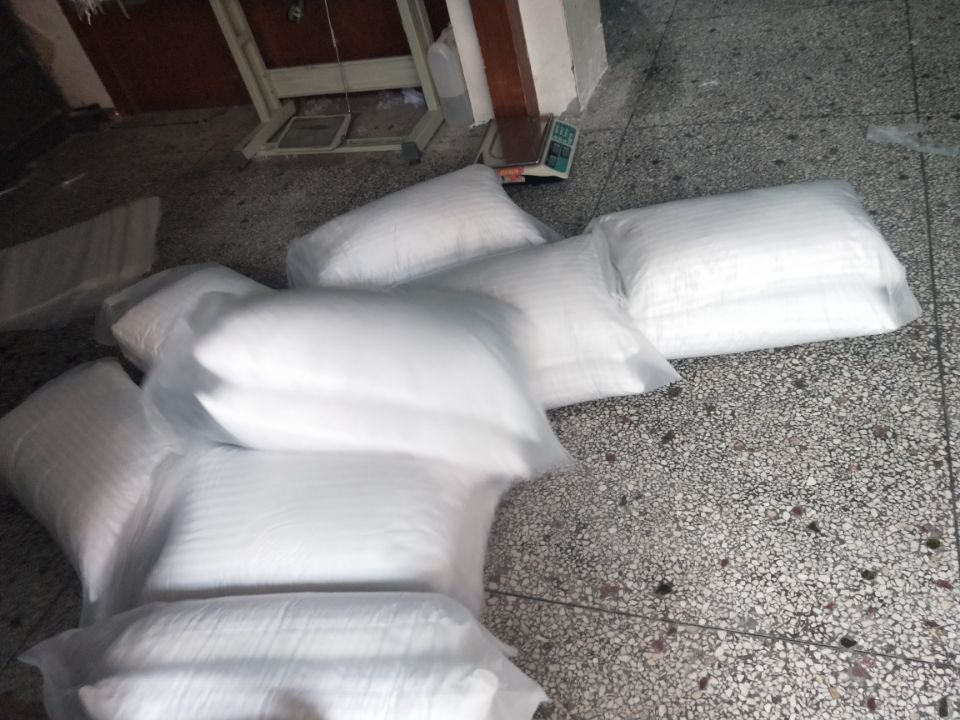 Gối y tế gối lõi khách sạn ký túc xá bệnh viện phường chăn ga gối đệm ba bộ gối bông ngọc trai goi cao su