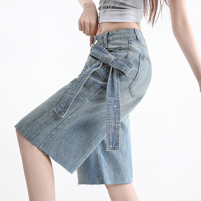 American Style Petite Denim Shorts with Rhinestones for Women, Summer High Street Design with Bow and Rhinestone Embellishments, Wide-Leg Mid-Length Shorts