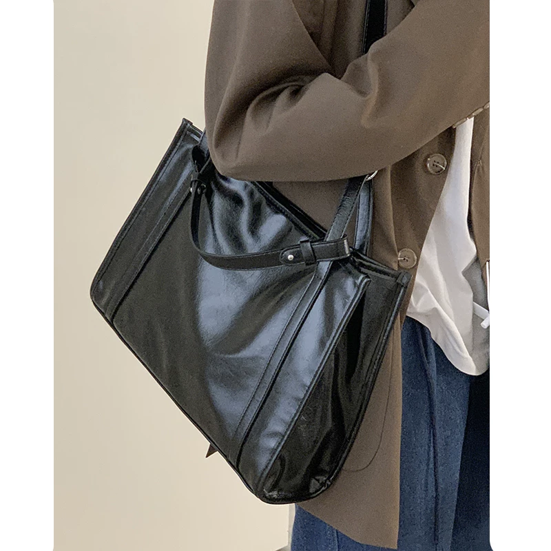 Handheld summer capacious shoulder bag, high-quality style, 2023 collection