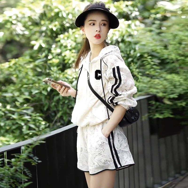 High-End Casual Suit for Women, Summer 2026 New Style, Hooded Sun Protection Jacket, European Style Sports Shorts Two-Piece Set, Trendy