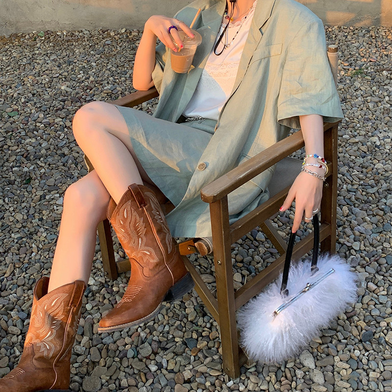 Net red hominin 2021 autumn winter new retro western cowboy short boot thick bottom embroidery small square head 100 lap female boot female