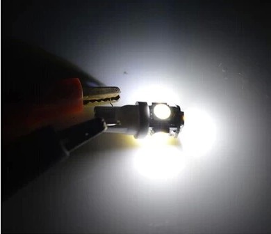 LED cắm điện xe máy Xe máy LED ánh sáng sương mù chiều rộng đèn biến bóng đèn hậu phụ kiện sửa đổi - Phụ tùng xe máy đĩa xe máy