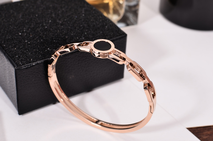 Thời trang hipster châu Âu và Mỹ mạ vàng hồng 18K bằng vàng titan vòng đeo tay bằng thép nữ cổ điển Nhật Bản và Hàn Quốc của vòng đeo tay mở với phụ kiện vòng trầm hương
