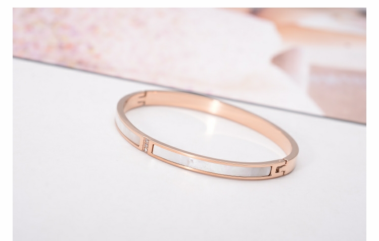 Phiên bản Nhật Bản và Hàn Quốc của kim cương tự nhiên vỏ mẹ bằng thép mạ titan vàng hồng vòng đeo tay vòng tay nữ mô hình trang sức hoang dã không phai vòng vàng 18k kiểu mới