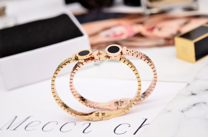 Châu Âu và Hoa Kỳ vòng tay đen tròn nữ vòng đeo tay vàng hồng Hàn Quốc cá tính đơn giản thời trang thủy triều titan thép vòng tay trang sức vòng dâu tằm